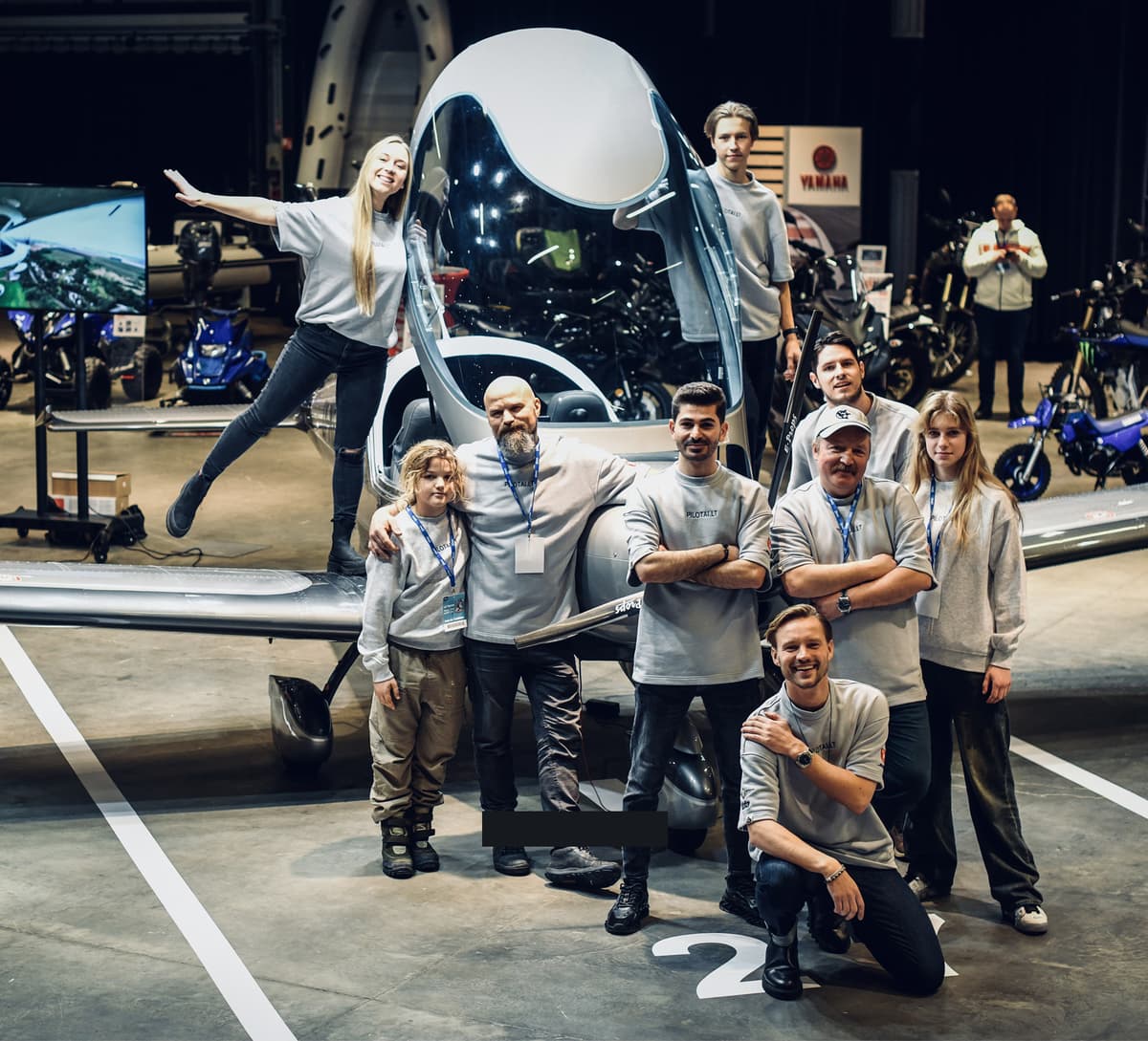 Pilotai Club members gathered by aircraft